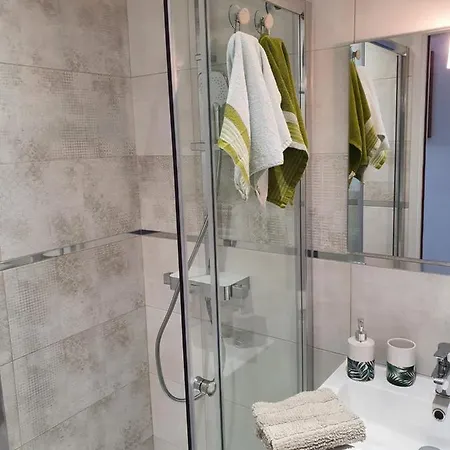 La Canopee Superbe 2 Pieces Neuf A 100m De La Classe 2 Etoiles *